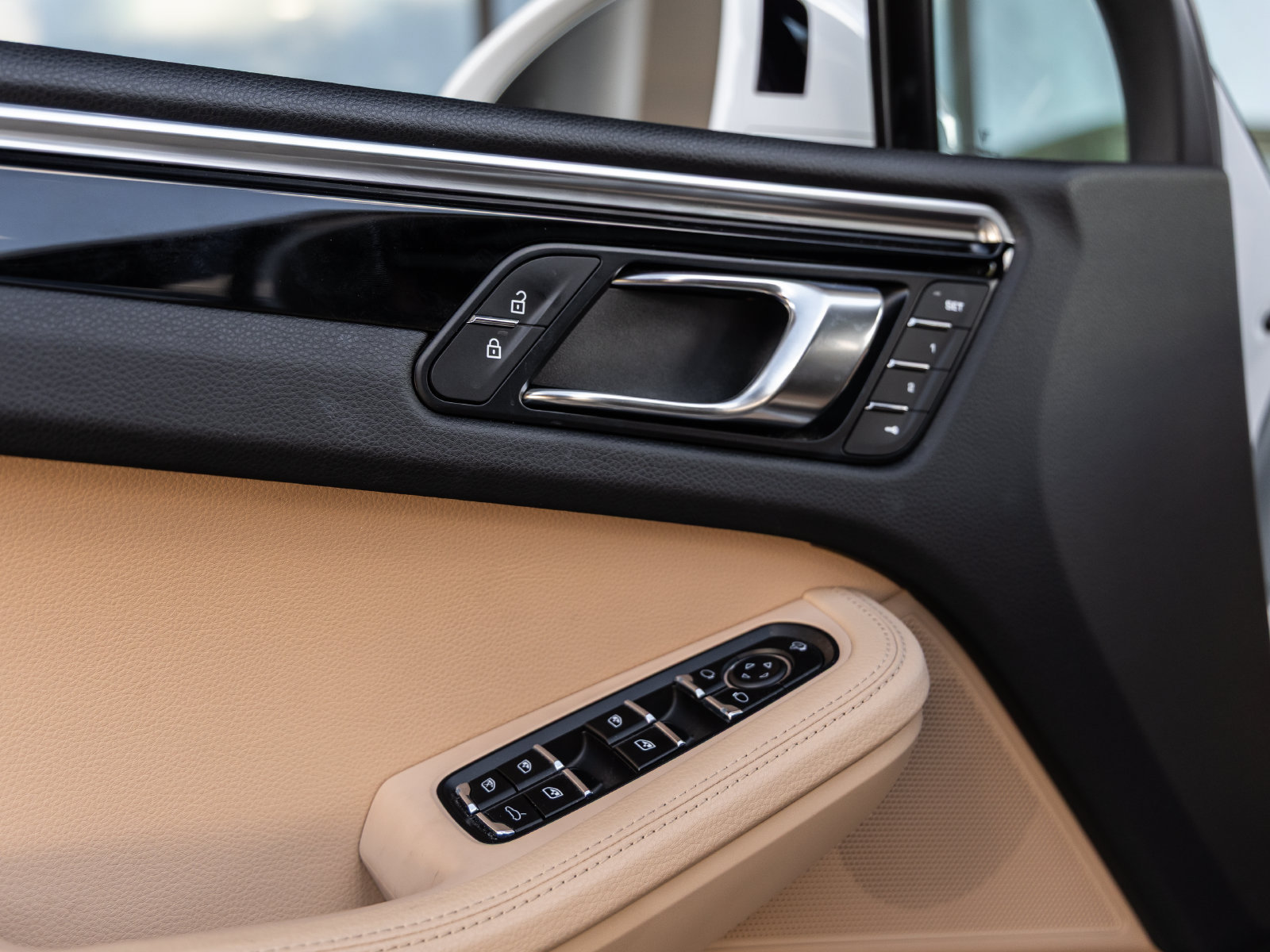 Certified 2024 Porsche Macan AWD/4WD image 23