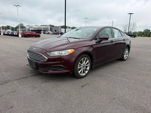 Used 2017 Ford Fusion SE w/ Fusion SE Technology Package FWD image 1