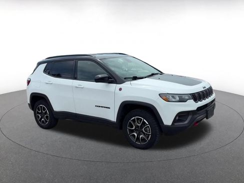 Used 2025 Jeep Compass Trailhawk AWD/4WD image 2
