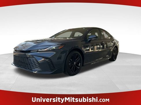 Used 2025 Toyota Camry SE image 1