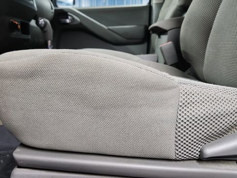 Used 2014 Nissan Frontier SV image 11