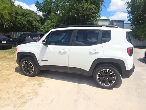 Used 2023 Jeep Renegade Latitude AWD/4WD image 2