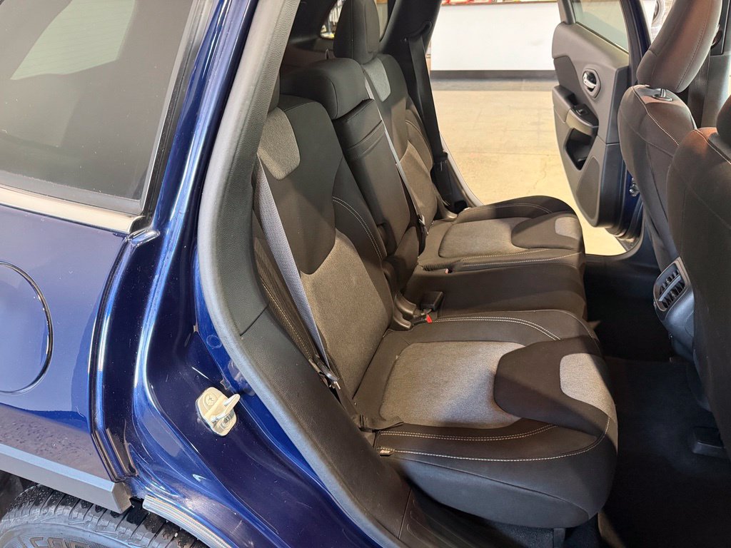 Used 2014 Jeep Cherokee Latitude w/ Cold Weather Group AWD/4WD image 19