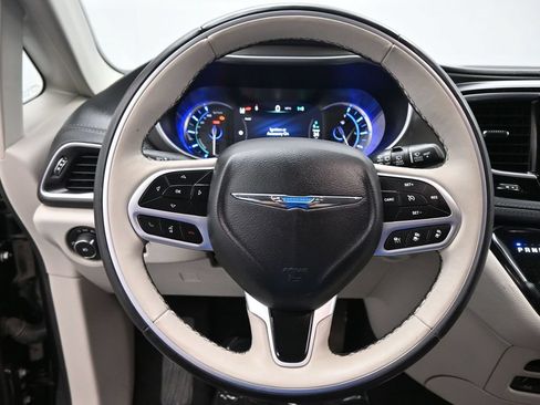 Used 2018 Chrysler Pacifica Limited w/ Advanced Safetytec Group FWD image 13
