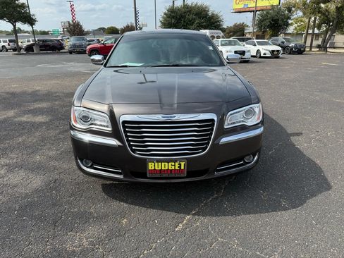 Used 2014 Chrysler 300 C image 2