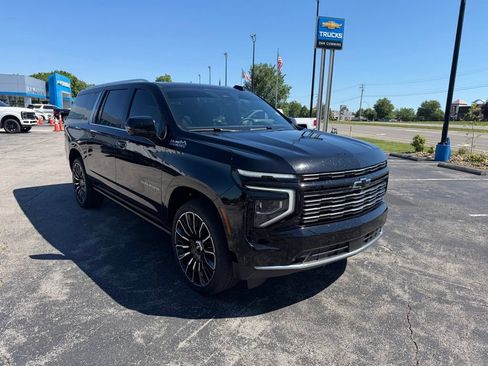 Used 2025 Chevrolet Suburban High Country AWD/4WD image 2
