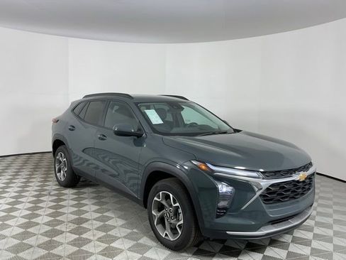 Used 2025 Chevrolet Trax LT w/ Driver Confidence Package image 3