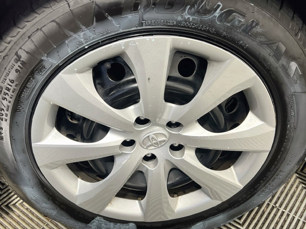 Used 2025 Toyota Corolla LE FWD image 11