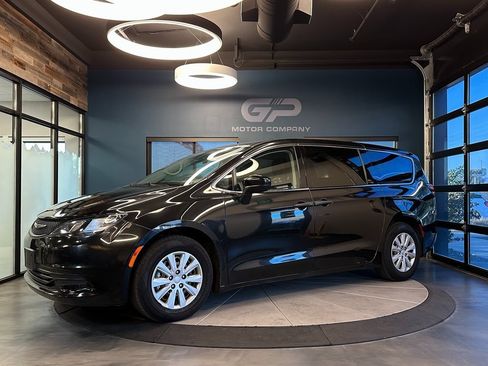 Used 2020 Chrysler Voyager L image 7