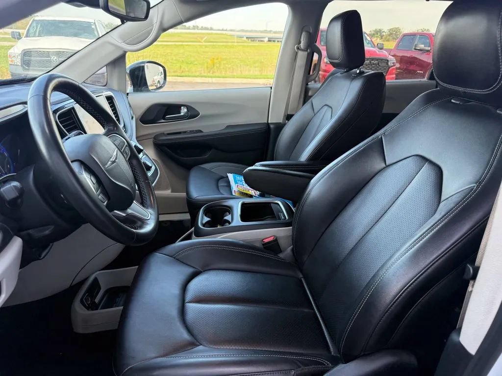 Used 2024 Chrysler Pacifica Touring-L FWD image 13