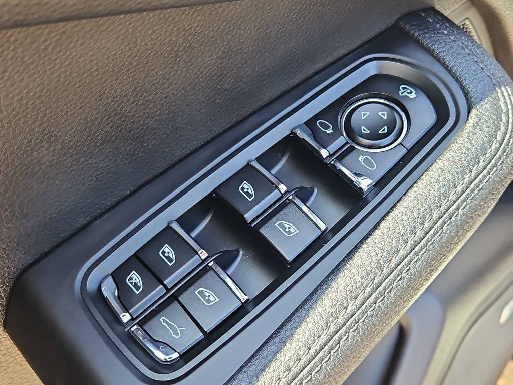 Certified 2024 Porsche Macan S AWD/4WD image 31