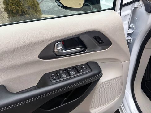 Used 2024 Chrysler Pacifica Touring-L FWD image 37
