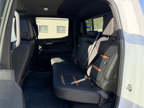 Used 2024 GMC Sierra 1500 AT4 w/ Technology Package AWD/4WD image 12