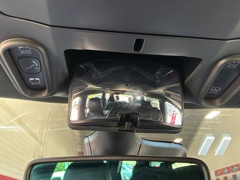 Used 2025 Chrysler Pacifica Limited FWD image 23