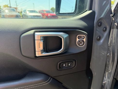 Used 2020 Jeep Gladiator Overland AWD/4WD image 14