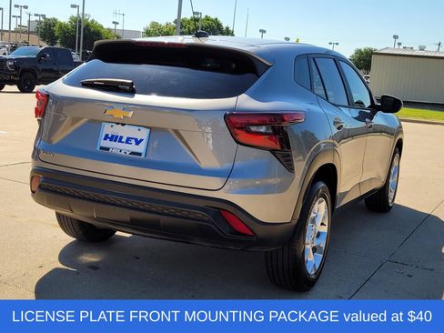 Used 2025 Chevrolet Trax LS w/ LS Convenience Package FWD image 4
