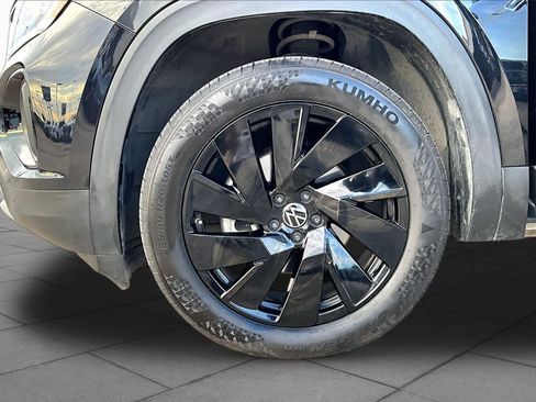 Used 2024 Volkswagen Atlas Cross Sport SE FWD image 11