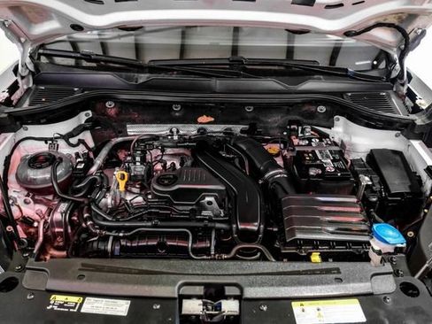 Used 2023 Volkswagen Taos SE w/ Panoramic Sunroof Package image 8