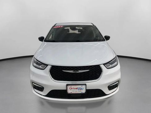 Used 2024 Chrysler Pacifica Touring-L FWD image 2