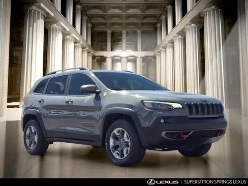 Used 2019 Jeep Cherokee Trailhawk w/ Cold Weather Group AWD/4WD image 2
