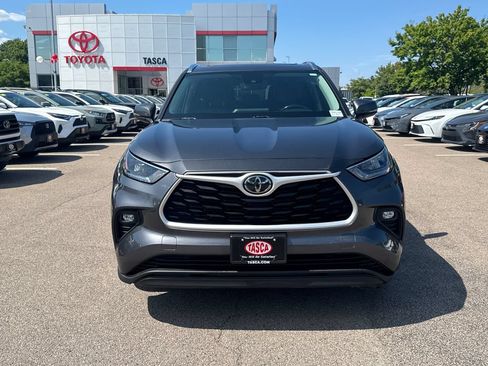 Used 2020 Toyota Highlander XLE AWD/4WD image 2