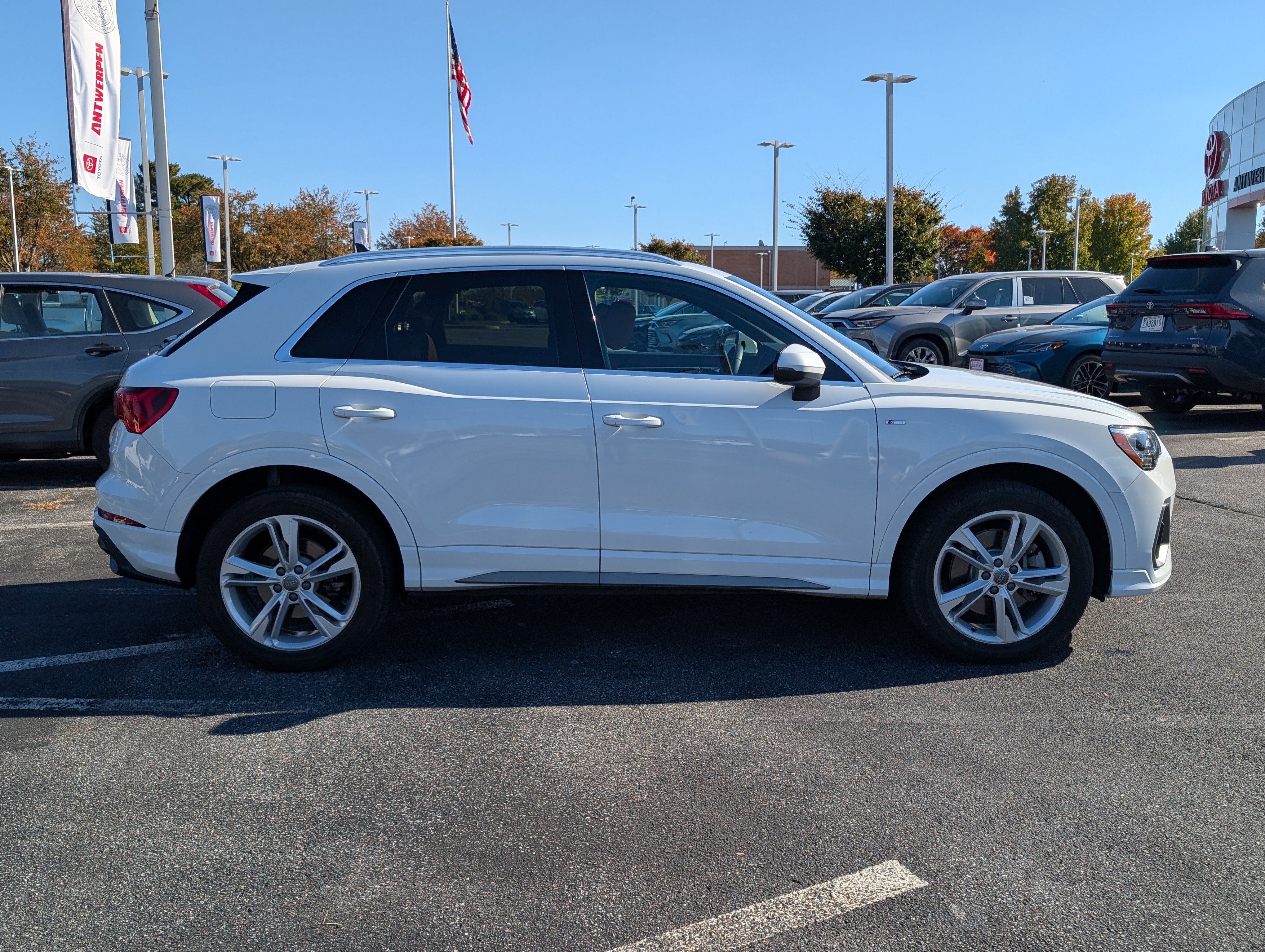 Used 2020 Audi Q3 2.0T Premium w/ Convenience Package AWD/4WD image 2