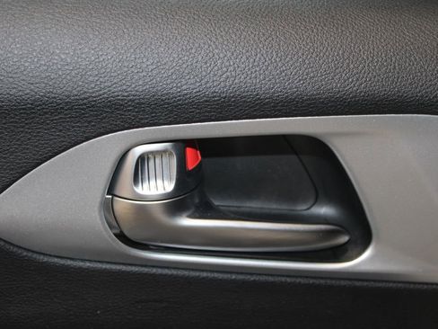 Used 2025 Chrysler Pacifica Limited FWD image 9