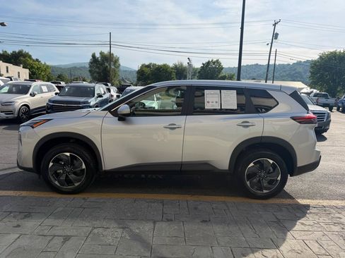 Used 2025 Nissan Rogue SV AWD/4WD image 5