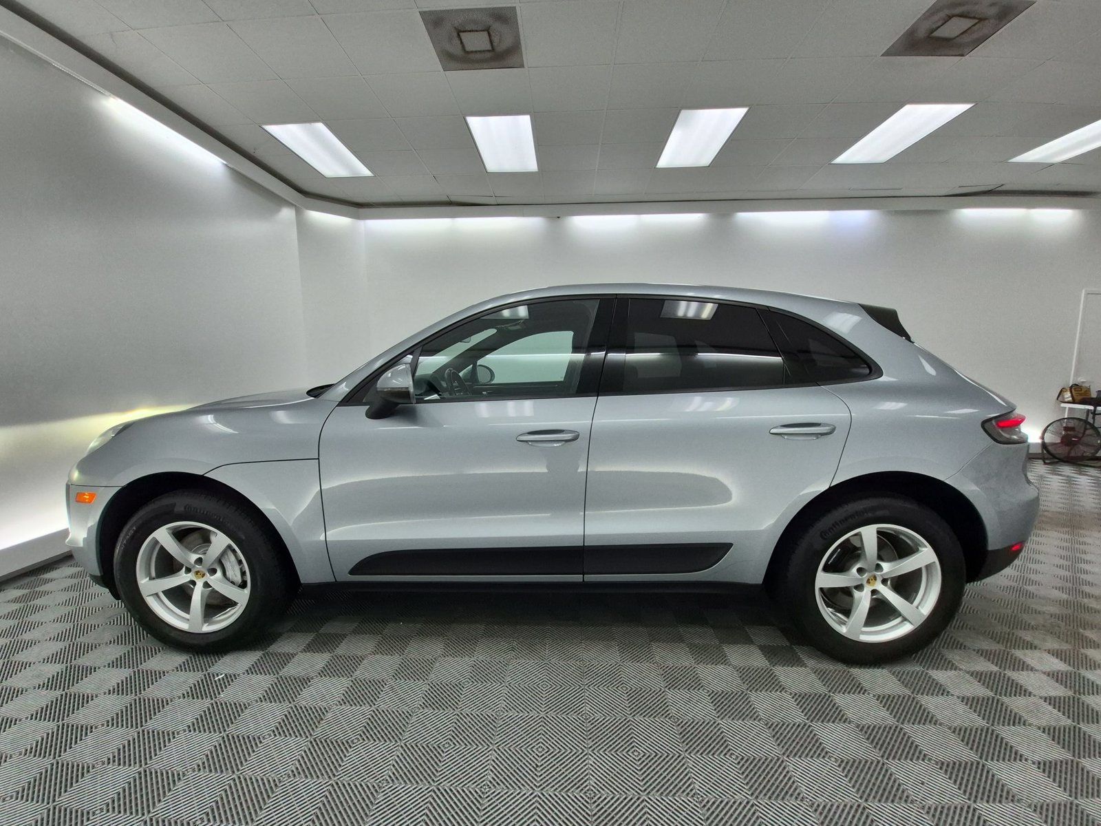 Used 2021 Porsche Macan w/ Driver Memory Package AWD/4WD image 2