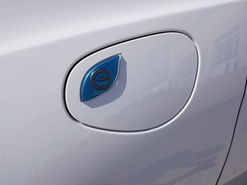 Certified 2024 Chrysler Pacifica Premium image 14