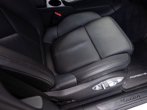Certified 2025 Porsche Macan AWD/4WD image 34