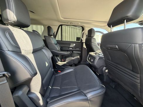 Used 2025 Ford Expedition Platinum AWD/4WD image 15