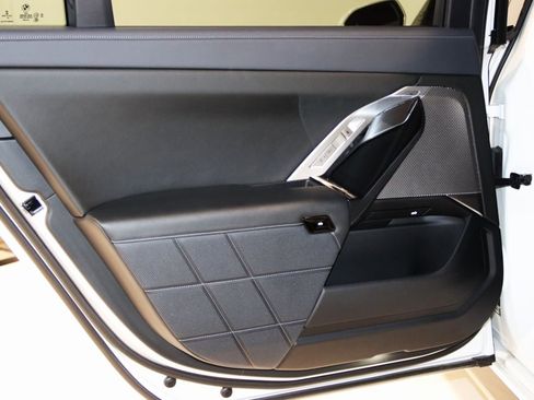 Used 2023 BMW 760i xDrive image 63