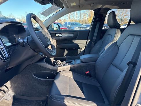 Used 2025 Volvo XC40 B5 Core w/ Climate Package image 9