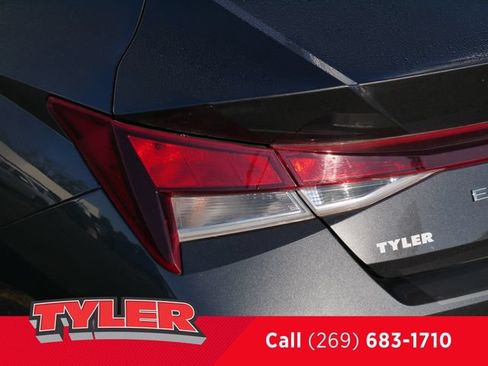 Used 2022 Hyundai Elantra SEL FWD image 12