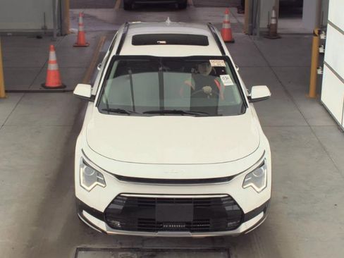 Used 2023 Kia Niro SX image 2