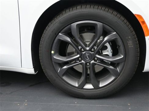 New 2026 Chrysler Pacifica Select image 30