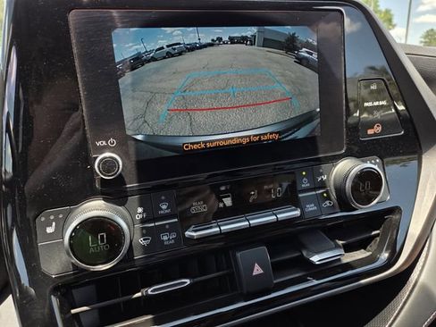 Used 2023 Toyota Highlander XLE FWD image 11