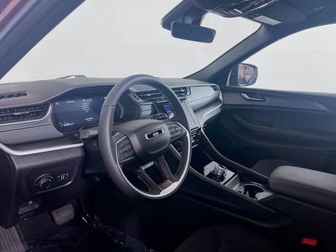 Used 2025 Jeep Grand Cherokee Laredo X w/ Luxury Tech Group I RWD image 11