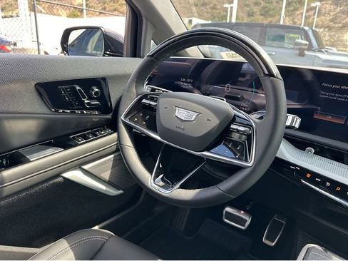 New 2025 Cadillac Optiq Luxury 1 image 27