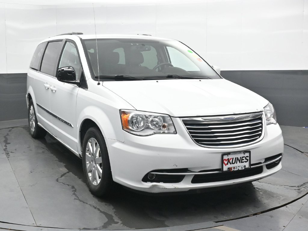 Used 2016 Chrysler Town & Country Touring FWD image 5