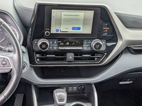 Used 2023 Toyota Highlander XLE AWD/4WD image 12