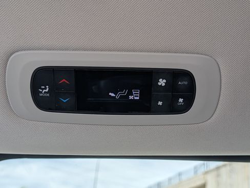 Used 2024 Chrysler Pacifica Limited FWD image 33