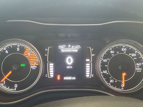Used 2019 Jeep Cherokee Latitude Plus w/ Comfort/Convenience Group AWD/4WD image 19