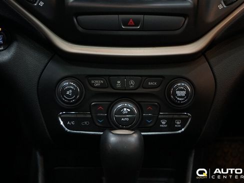 Used 2016 Jeep Cherokee Latitude w/ Comfort & Convenience Group AWD/4WD image 13