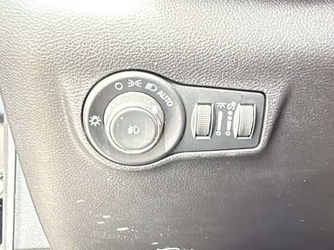 Used 2023 Jeep Compass Latitude AWD/4WD image 36