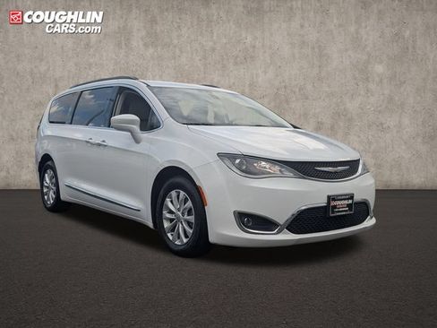 Used 2017 Chrysler Pacifica Touring-L FWD image 1