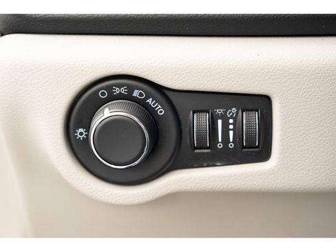 Used 2023 Chrysler Voyager LX image 30