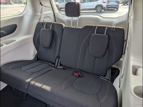 Used 2022 Chrysler Voyager LX FWD image 14