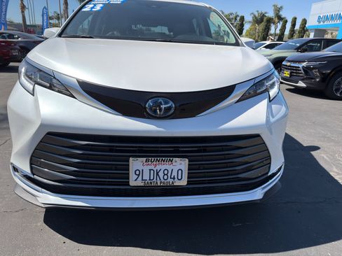 Used 2023 Toyota Sienna Limited image 48